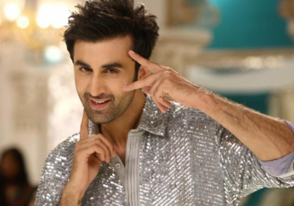 http://www.parhlo.com/wp-content/uploads/2015/09/ranbir-kapoor-cool-smiling-pose-still-yeh-jawaani-hai-deewani-movie.jpg