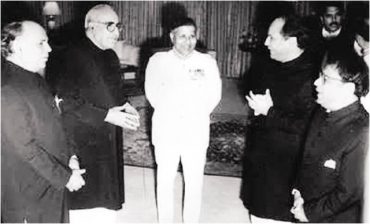 nawaz-sharif-with-Ghulam Ishaq Khan - Parhlo.com