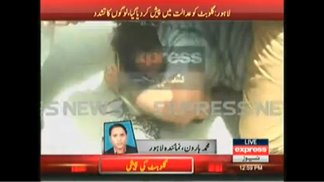 Gullu Butt, Beaten, Lawyers, Angry People, Lahore clash, Lahore incident , Shahid butt, Video,