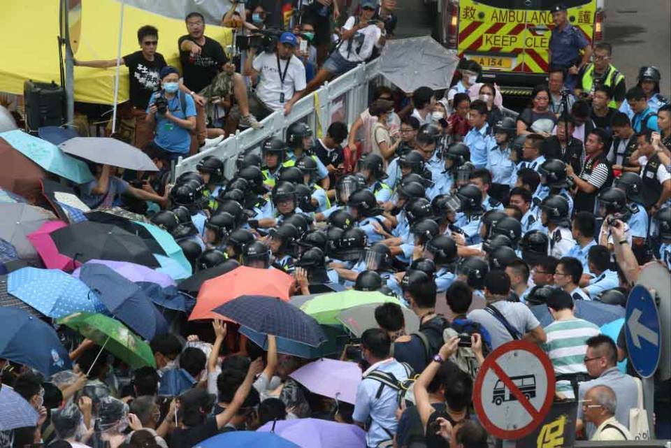 Police, Tear Gas, Occupy Central Spreads, protesters, Hong Kong, News, World News, Hong Kong News