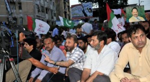 mqm-welovealtafhussain-dharna-03jun%20(3)