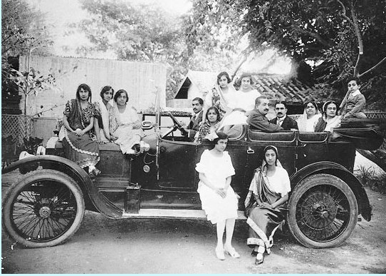 Rare-Old-Photos-of-Karachi-A-Parsi-family-in-Karachi-in-motor-car-1925-Old-and-rare-Pictures-of-Karachi