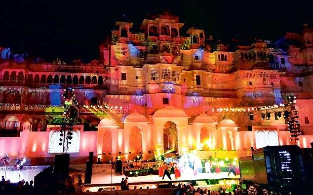 259E0EE000000578-2952115-Opulent_The_stunning_Jagmandir_was_built_on_an_island_in_Lake_Pi-m-62_1423830916802