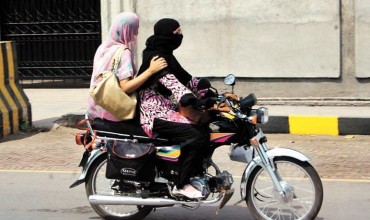 girls-riding-the-bike-parhlo.com