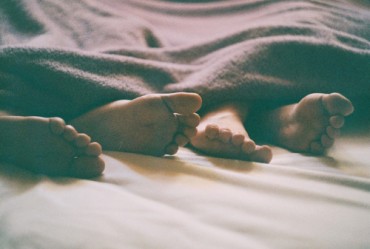 bed-blanket-cold-couple-feet-Favim.com-420937