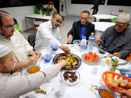 muslim-men-eating