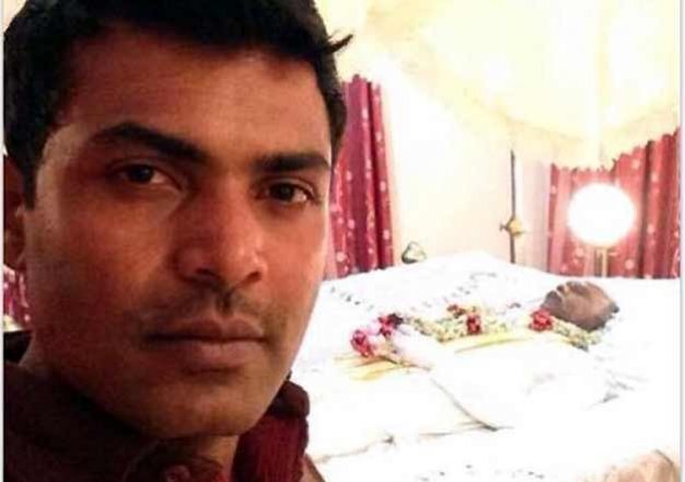 IndiaTvcd9f86_man-clicks-selfie-with-dead-body