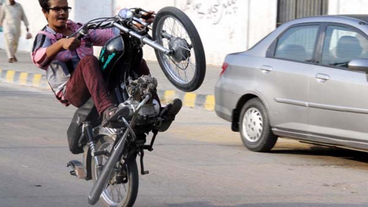 6 Unbelievable Bike Stunts That Will Send Chills Down Your Spine!