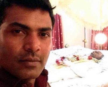 IndiaTvcd9f86_man-clicks-selfie-with-dead-body