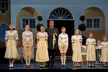 Cast-of-Sound-of-Music-in-Salzburg