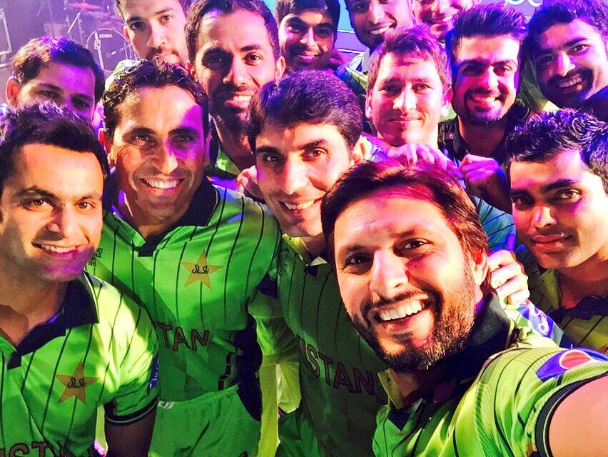 Selfie-Of-Pakistani-Cricket-Team-In-New-Kit-of-World-Cup-201578752594_2015114135236