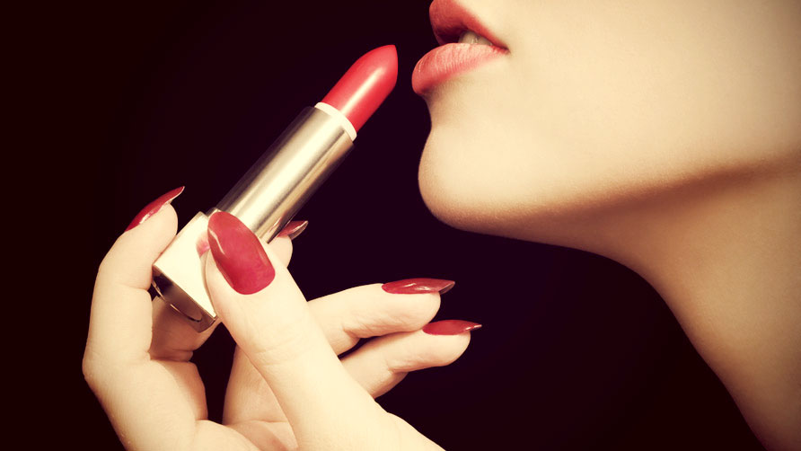 Đừng Ra Ngoài Nếu Không Có Son Môi! Woman-applying-red-lipstick