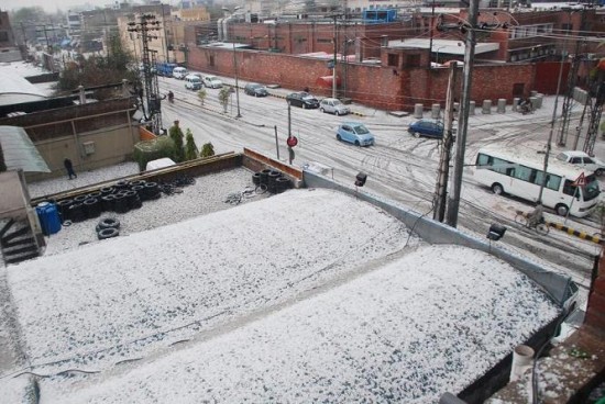 Lahore-Snow-is-it-city-of-Europe-or-Gulberg-550x368
