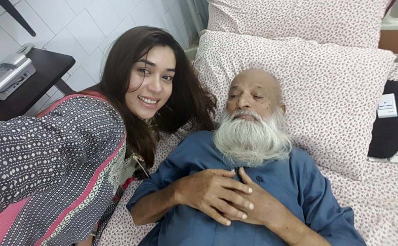 komal-rizvi-selfi-786x486