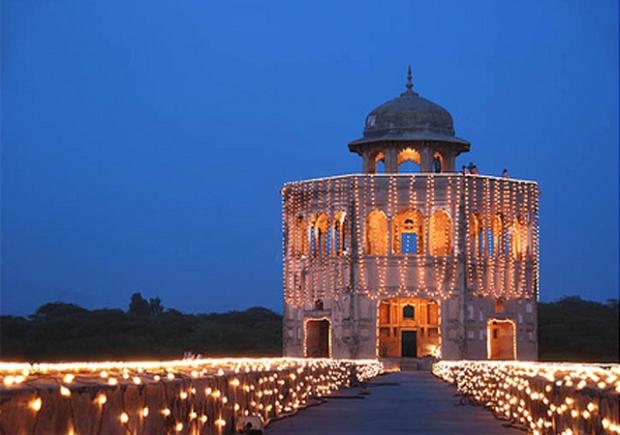decorated-hiran-minar
