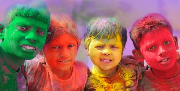 Holi-celebrations-Group-of-kids-playing-Holi-in-India