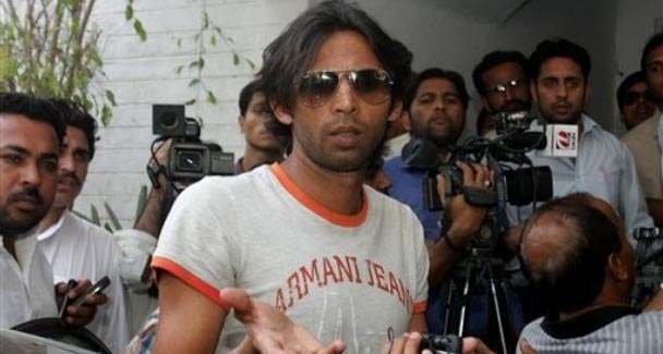 Pakistani cricket player Mohammad Asif arrives at a police station in Lahore, Pakistan on Tuesday, April 13, 2010. A court in Lahore ordered police to investigate after Pakistani actress Veena Malik allegedly claimed that Asif owed her 11.3 million rupees ($132,000) (AP Photo/K.M.Chaudary)