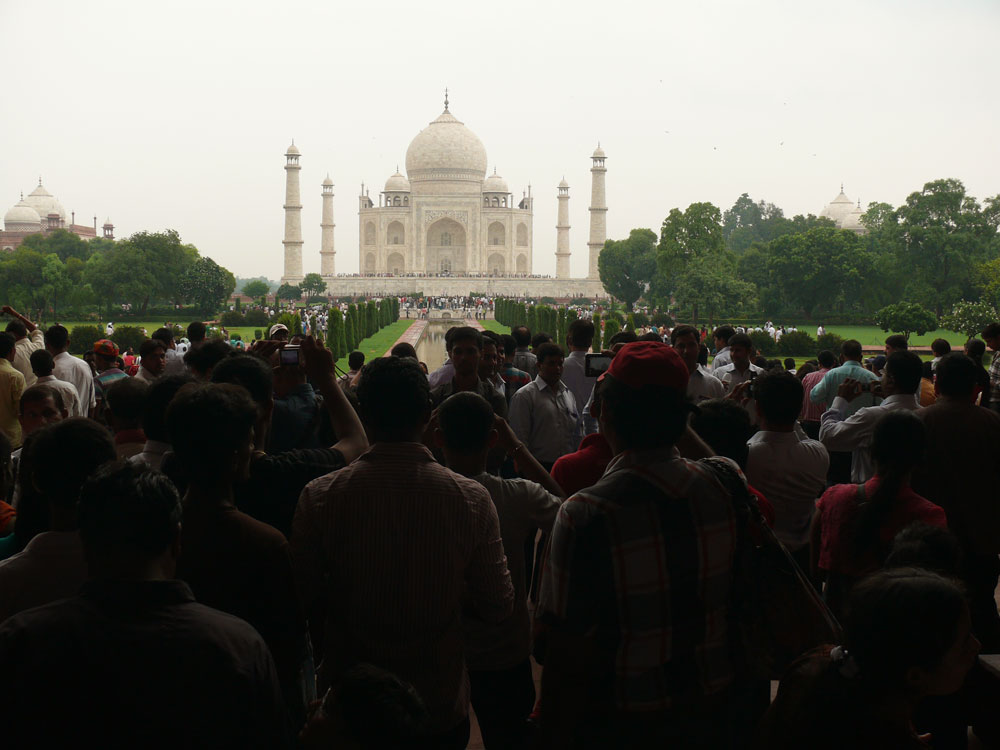 crowded-taj-mahal