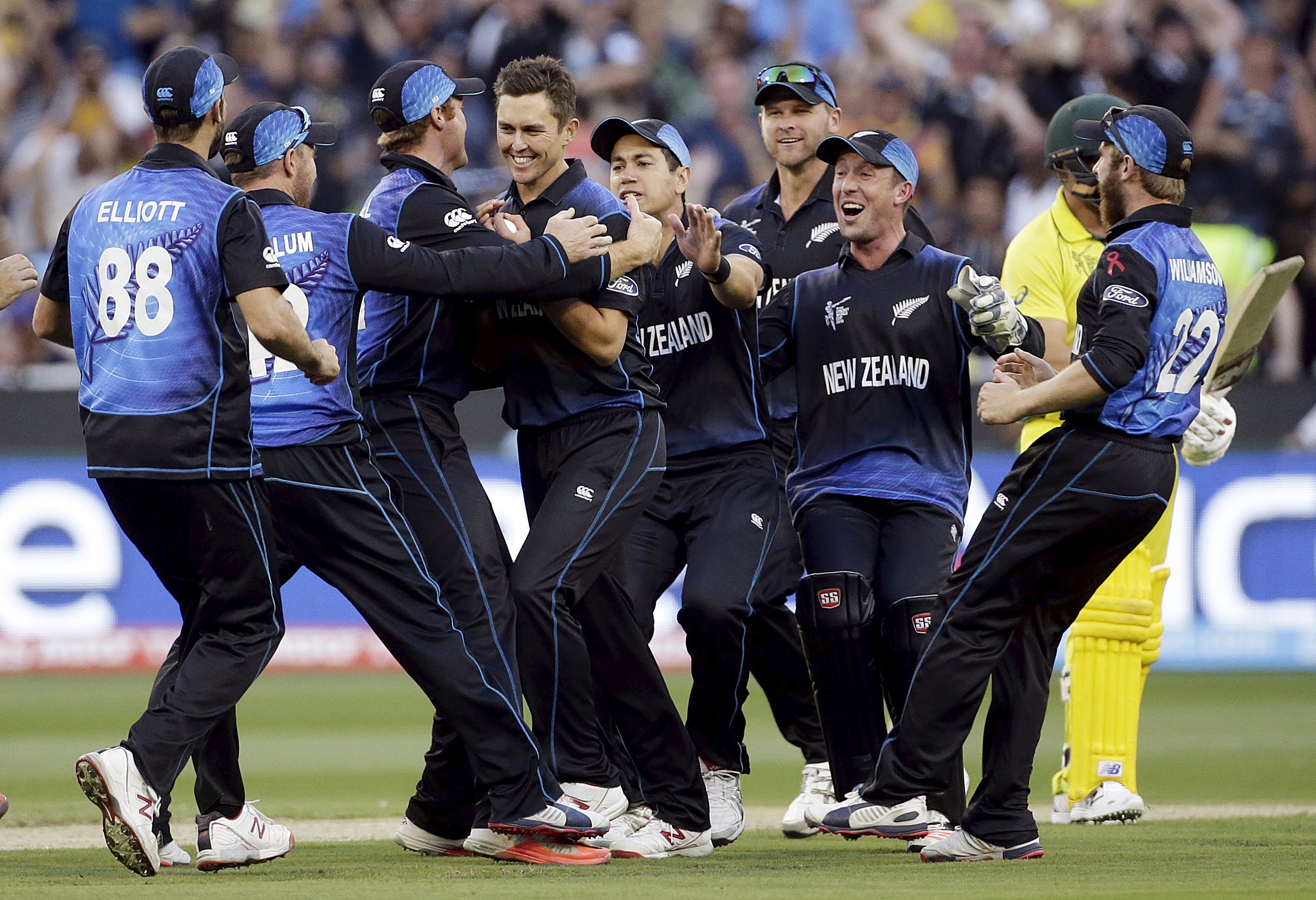 New Zealand's Trent Boult (C) is surrounded by team mates as they celebrate dismissing Australia's Aaron Finch for a duck during their Cricket World Cup final match at the Melbourne Cricket Ground (MCG) March 29, 2015. REUTERS/Hamish Blair