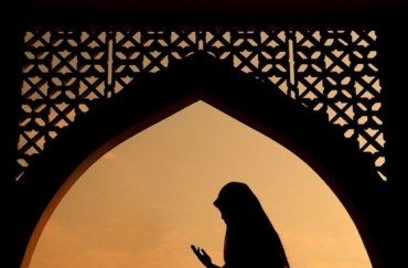 woman-hijab-muslim-pray