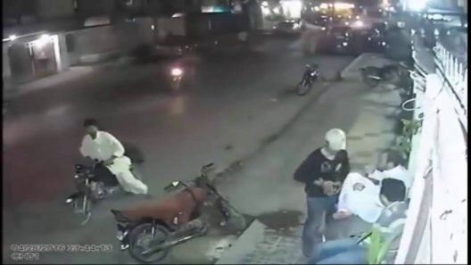 A Girl Got Mugged In Karachi, What Happened Next Will Utterly Shock You A Girl Got Mugged In Karachi, What Happened Next Will Utterly Shock You