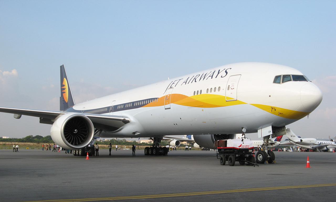 Indian Jet Emergency landing in Pakistan - Parhlo.com