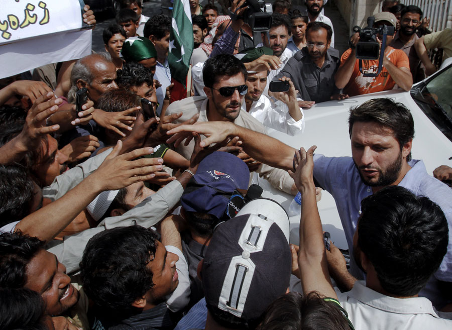 Shahid Afridi and his extra activities - Parhlo.com Shahid Afridi and his extra activities - Parhlo.com