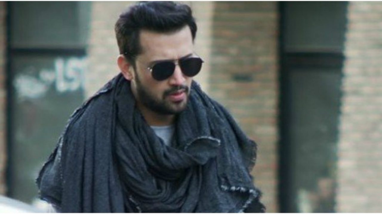 Atif Aslam Goes Out in the Rain to Search for Halal Food in Switzerland!