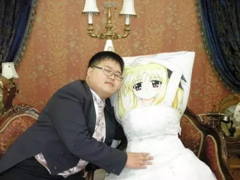 These 10 People Got Married To The Weirdest Things And Kia Mazaak