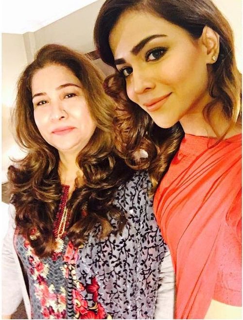Humaima malick with her mother
