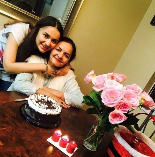 Yumna zaidi hugging her mother