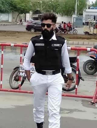This Handsome Traffic Warden In Karachi Is Becoming The New Crush Of ...