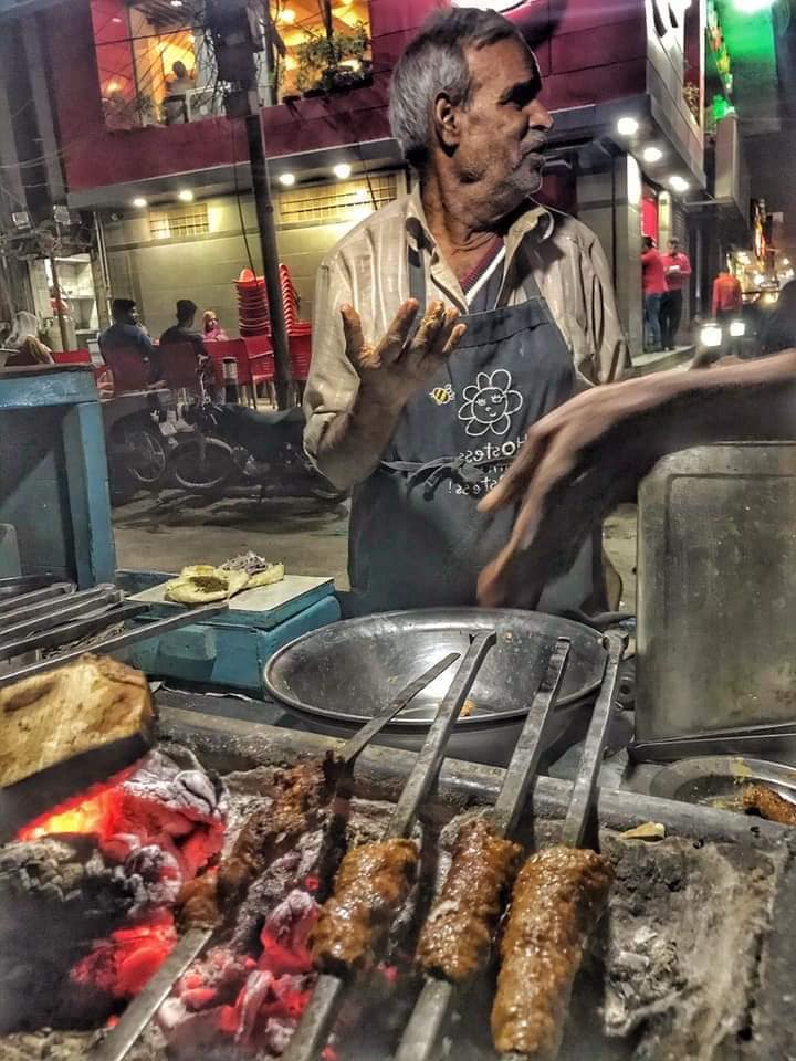 This 90-Year-Old Man 'Babu' Is Selling Amazing Street Food In Karachi!