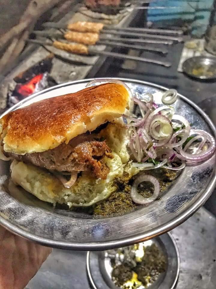 This 90-Year-Old Man 'Babu' Is Selling Amazing Street Food In Karachi!