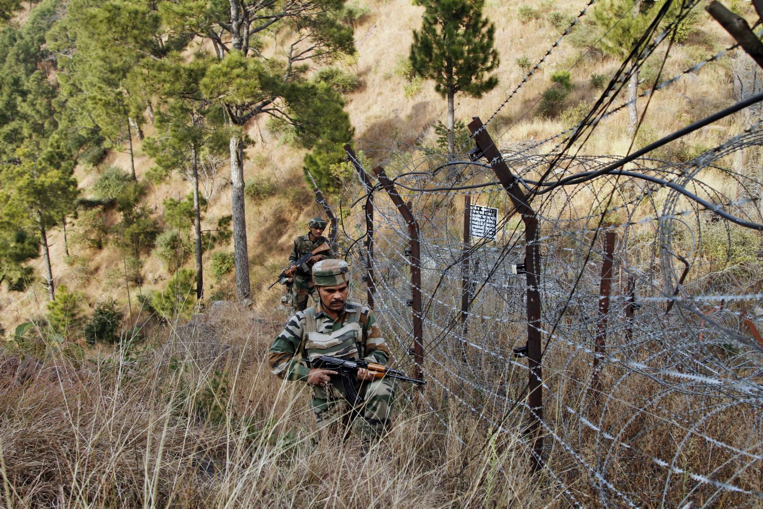 indian soldier slips in pakistan