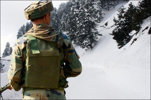 indian soldier slips in pakistan
