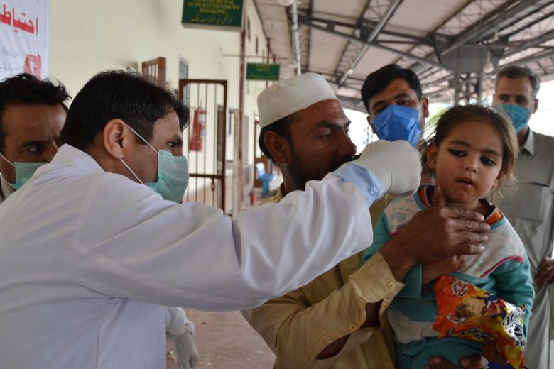 doctor screen coronavirus ventilator