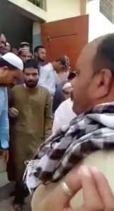 Lady police thrashed by a mob in karachij jumma prayer