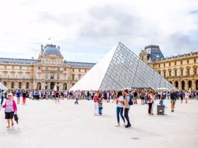 Musée du Louvre, crowded place world