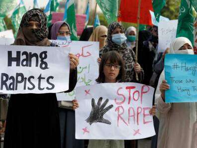 Women In Pakistan Take Initiative To Sell Taser & Pepper Sprays To Protect Themselves