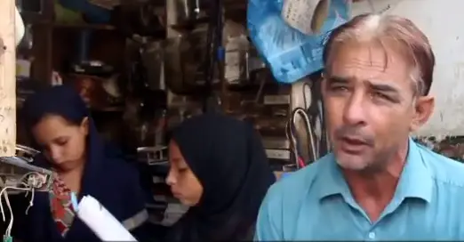 Pakistani Electrician Breaks Stereotypes By Teaching Daughters Useful Skills [Watch Video]