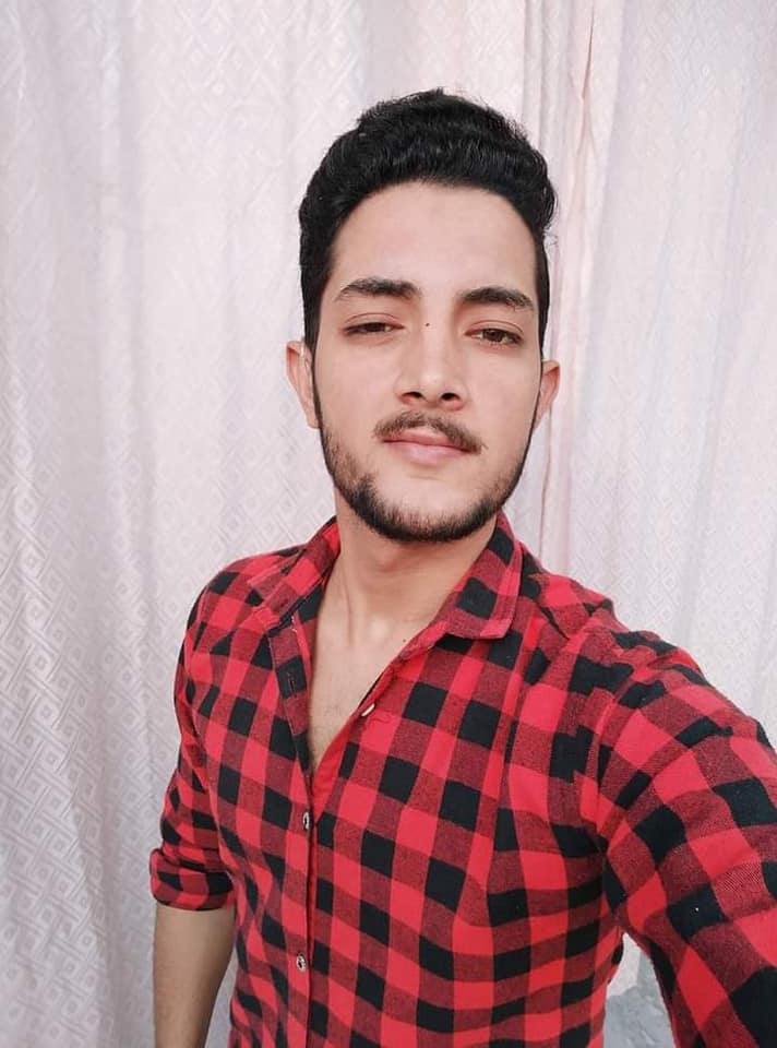Guy Pretending To Be A Girl Makes A Man Fall For 'Her'- LOL!