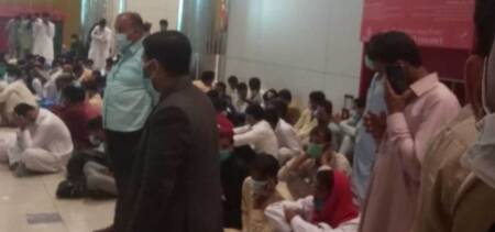 dubai airport 300 pakistanis deported