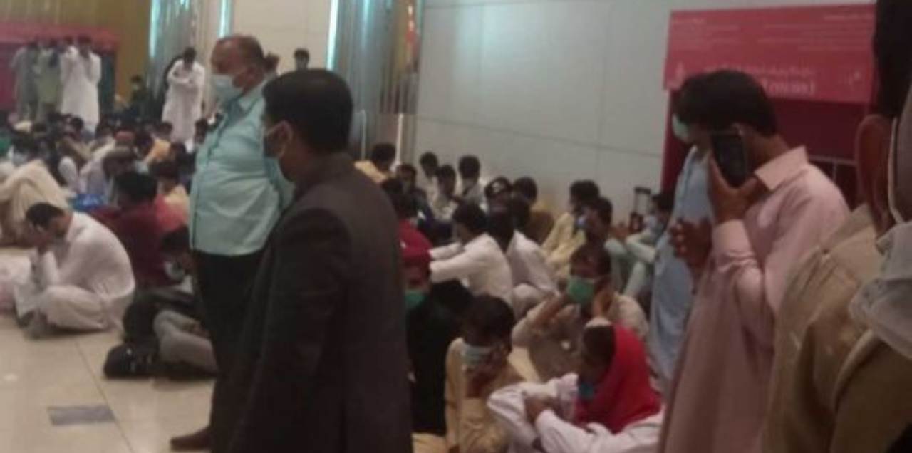dubai airport 300 pakistanis deported