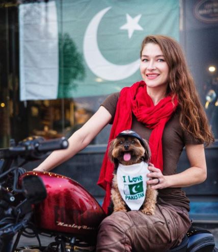 But well, many people were quick to point out that Gabrielle's dog wearing a Pakistani flag was offensive to them. Soon, things took a downward turn from thereon.