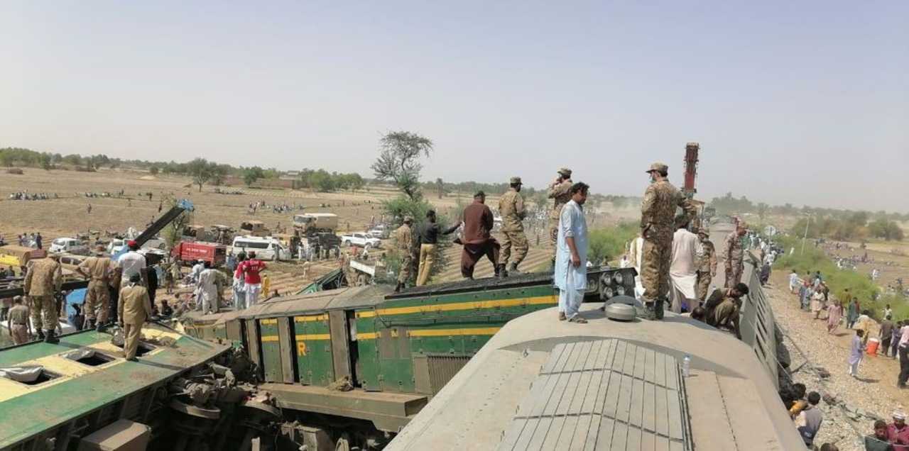 collision trains ghotki pakistan