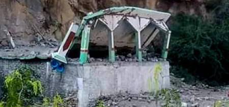 Police Officer Killed In Suicide Attack In Pakistan's Old Mosque