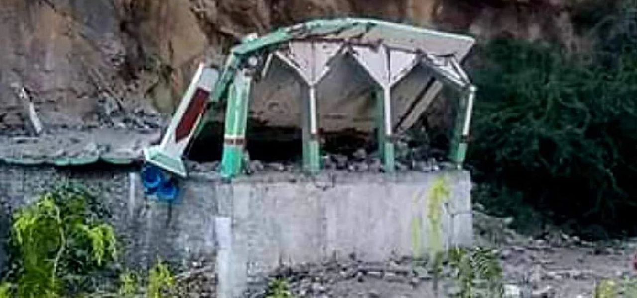 Police Officer Killed In Suicide Attack In Pakistan's Old Mosque