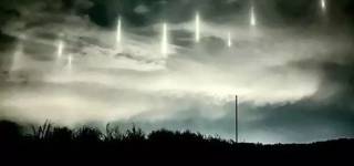 Amazing Light Pillars in Japan's Night Sky
