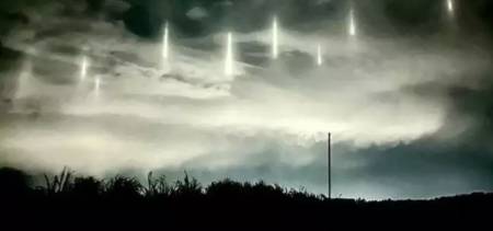 Amazing Light Pillars in Japan's Night Sky